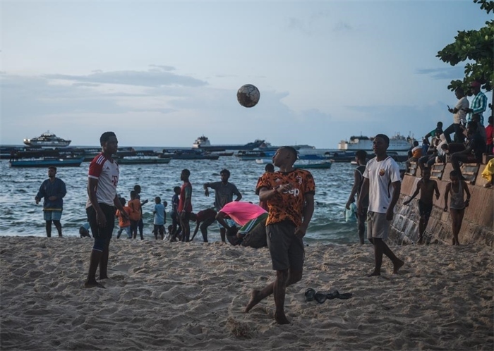 2023年12月31日，人們?cè)谔股Ｄ醽喩＝o巴爾島海濱踢球。新華社記者王冠森攝