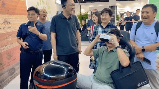 研學(xué)團(tuán)成員正在用VR眼鏡體驗(yàn)。人民網(wǎng) 王戰(zhàn)雄攝