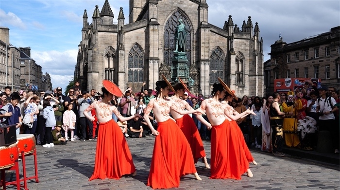 《長(zhǎng)城魂》的演員在愛丁堡皇家一英里街頭演出。主辦方供圖