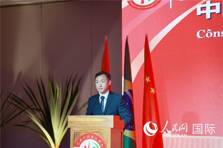 中國(guó)駐里約熱內(nèi)盧代總領(lǐng)事王海濤在典禮中致辭。人民網(wǎng)記者 陳海琪攝