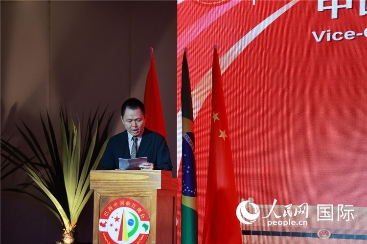 中國(guó)駐里約總領(lǐng)館副總領(lǐng)事王尉育宣讀賀電。人民網(wǎng)記者 陳海琪攝