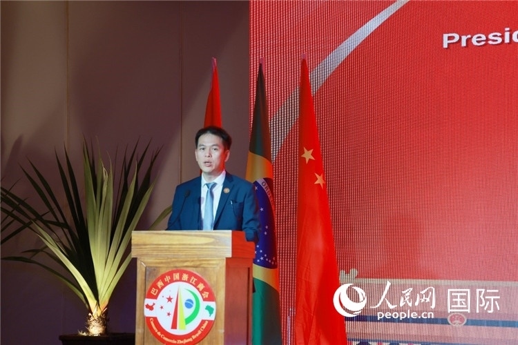 巴西中國(guó)浙江商會(huì)執(zhí)行會(huì)長(zhǎng)陳翔廣宣讀賀電。人民網(wǎng)記者 陳海琪攝