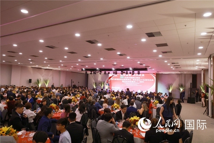 當(dāng)?shù)貢r(shí)間8月24日晚，巴西中國(guó)浙江商會(huì)第六屆理監(jiān)事會(huì)就職典禮在里約熱內(nèi)盧舉行。圖為就職典禮現(xiàn)場(chǎng)。人民網(wǎng)記者 陳海琪攝