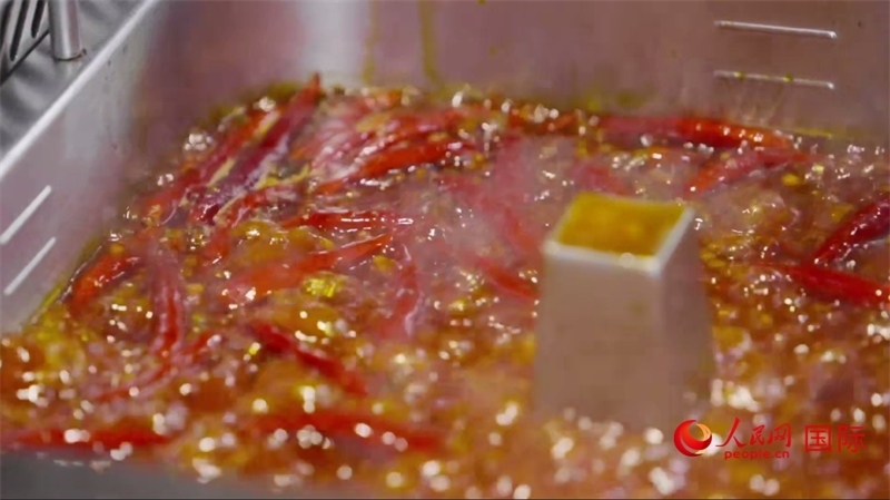 成都麻辣火鍋。人民網(wǎng)記者 張榮攝