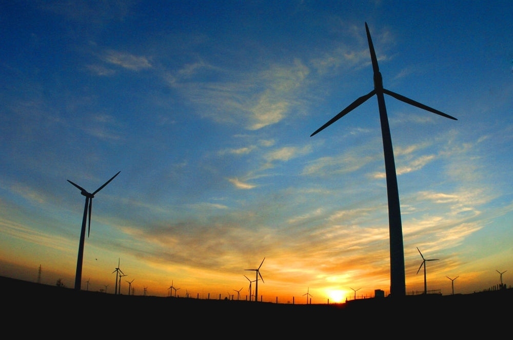 2005年，吉林省白城市通榆縣境內(nèi)幾十部風(fēng)力發(fā)電機(jī)組在工作。新華社發(fā)