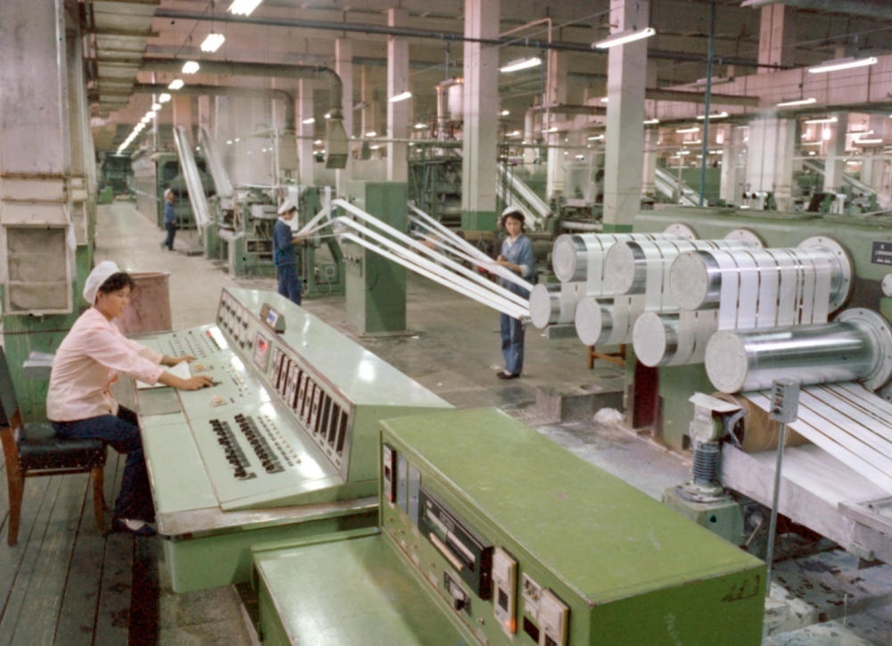 1981年，東北遼陽石油化學(xué)纖維廠抽絲車間一角。新華社發(fā)