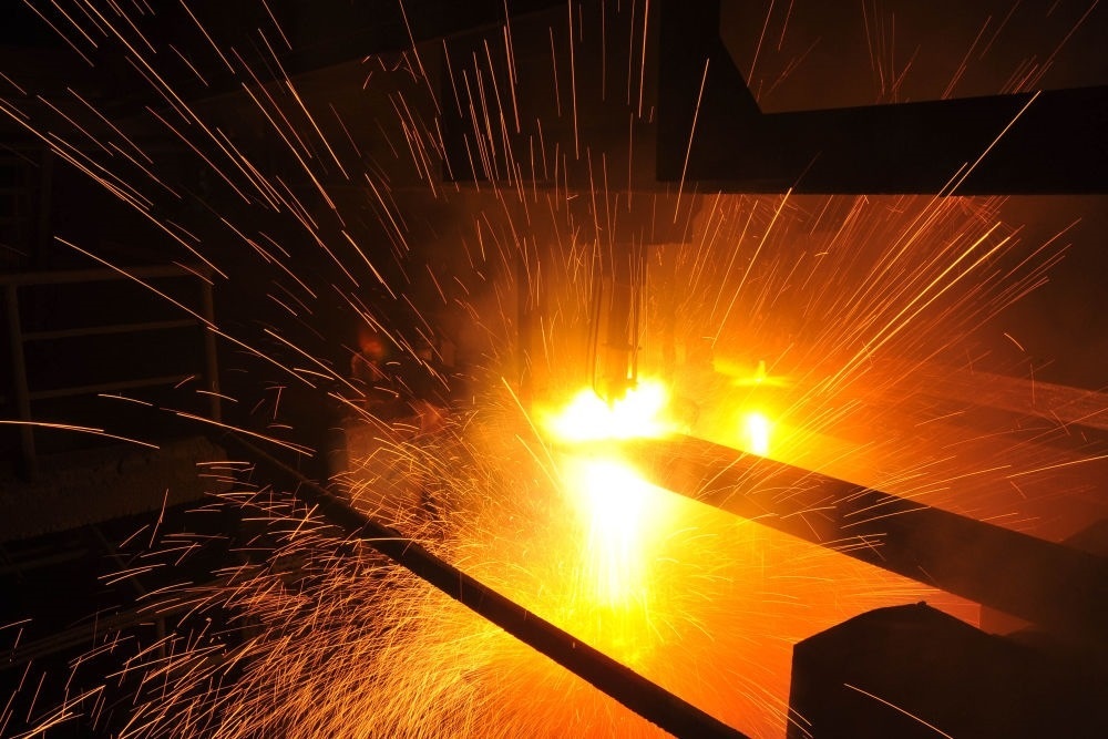 2015年3月10日，東北特鋼集團(tuán)大連基地生產(chǎn)的合金鋼連鑄坯進(jìn)行定尺切割。新華社發(fā)