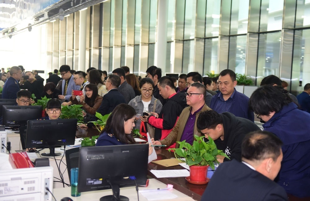 2017年4月10日，中國（遼寧）自由貿(mào)易試驗(yàn)區(qū)沈陽片區(qū)揭牌當(dāng)日，眾多企業(yè)咨詢注冊(cè)。新華社記者楊青攝