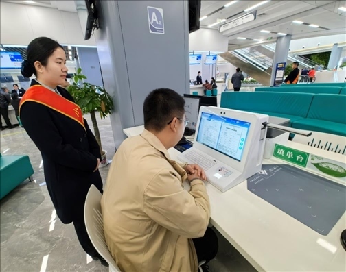 市民用電子范例填單臺(tái)錄入信息。人民網(wǎng)記者 周雯攝