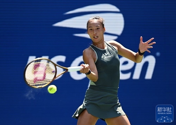 鄭欽文在比賽中回球。新華社記者 李睿 攝