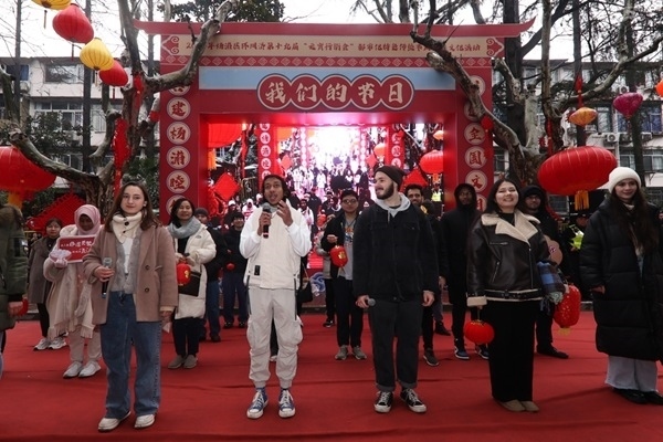 “熊貓叨叨”團隊參加上海四平社區(qū)“元宵行街會”。