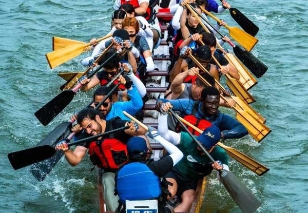 “熊貓叨叨”團隊參加龍舟比賽。