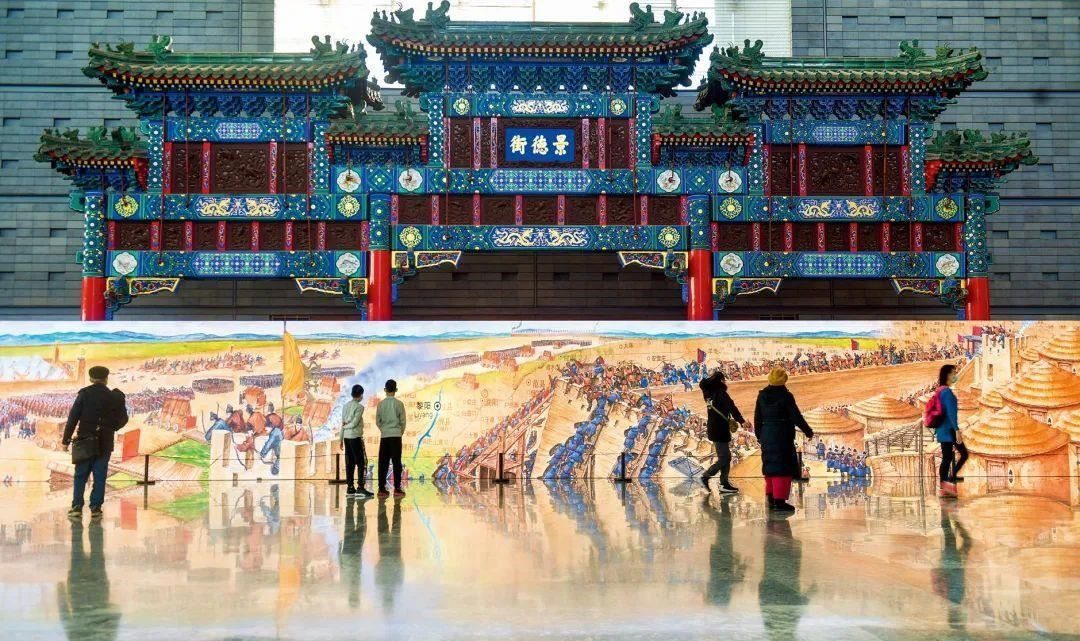△2022年1月，觀眾在首都博物館參觀“穿越時(shí)空的大運(yùn)河”數(shù)字影像展。