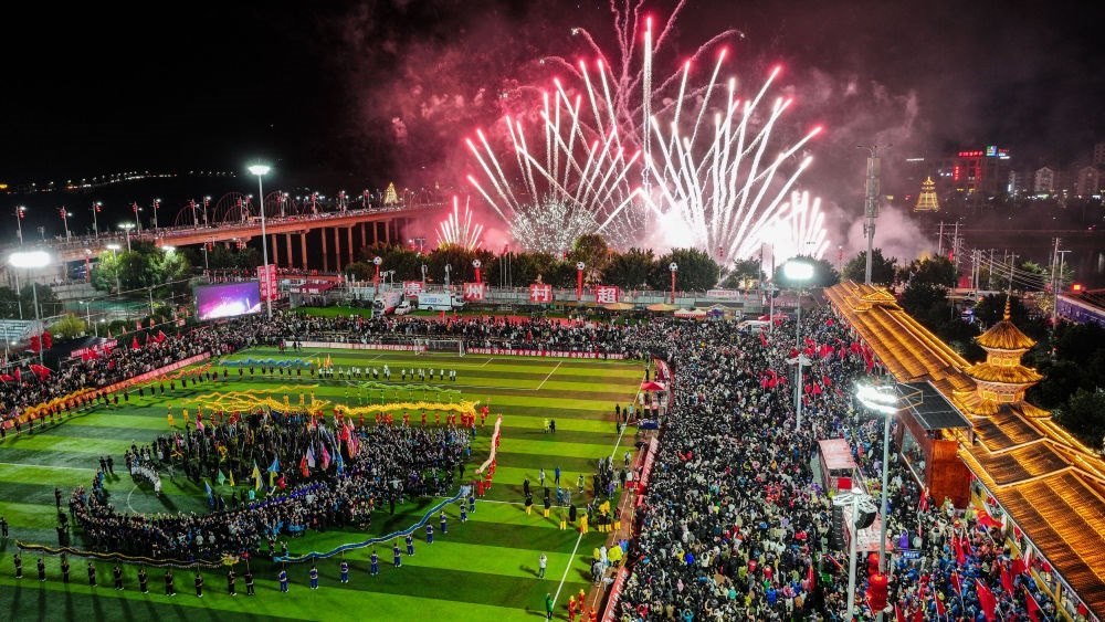 2024全國“村晚”示范展示活動暨貴州“村超村晚”舉行音樂煙花秀表演（無人機(jī)照片，2024年2月3日攝）。新華社記者 劉續(xù) 攝