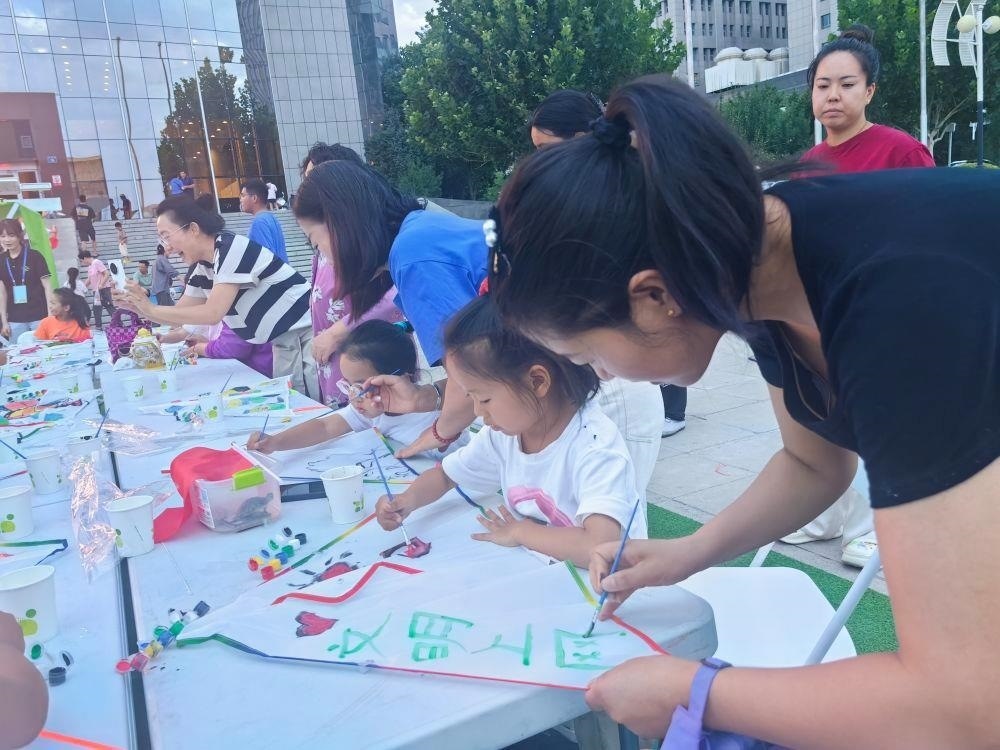 △家長(zhǎng)與孩子一起參與“文明上網(wǎng)”系列主題活動(dòng)。