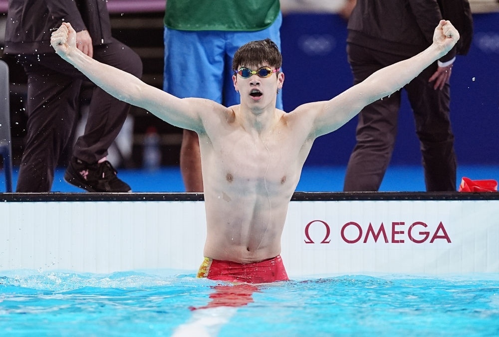 中國選手潘展樂在巴黎奧運(yùn)會游泳男子100米自由泳決賽后慶祝奪冠及打破世界紀(jì)錄（2024年7月31日攝）。新華社記者 杜宇 攝