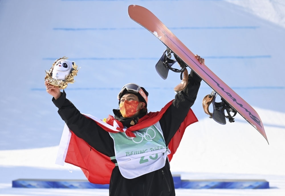 蘇翊鳴在北京2022年冬奧會單板滑雪男子大跳臺決賽奪冠后慶祝（2022年2月15日攝）。新華社記者 黃宗治 攝