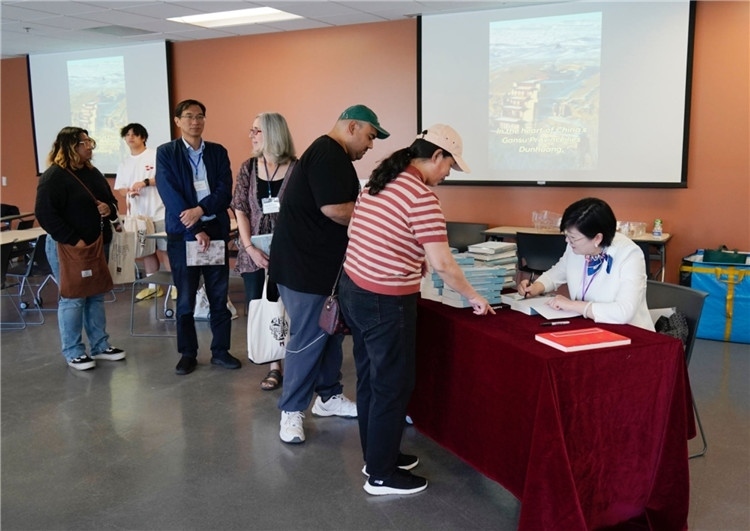 作者顧春芳在活動(dòng)現(xiàn)場簽名贈(zèng)書。羅先勇攝