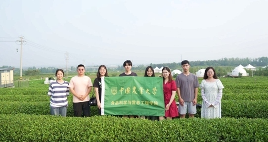 在山東日照，中國(guó)農(nóng)業(yè)大學(xué)食品學(xué)院實(shí)踐團(tuán)就農(nóng)業(yè)生產(chǎn)智能化設(shè)備、肥料選用等問(wèn)題開(kāi)展實(shí)地調(diào)研，并面向300余名村民陸續(xù)開(kāi)展4次科普宣講。校方供圖