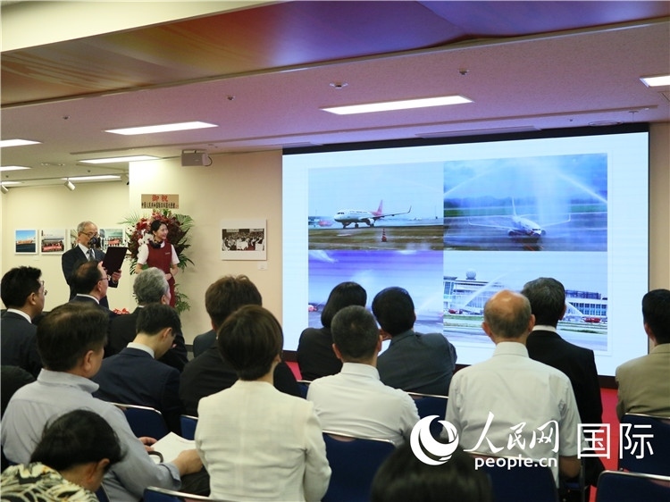 世界華人攝影聯(lián)盟副主席馮學敏現(xiàn)場點評。人民網(wǎng) 許可攝