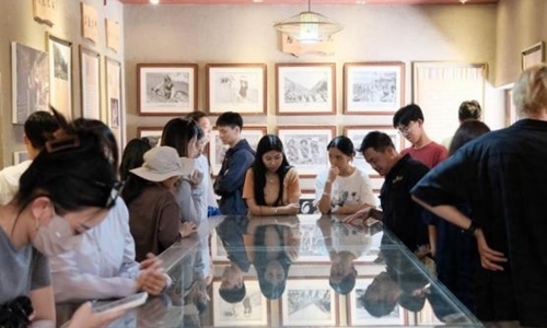 同學們觀摩文旅設計。校方供圖