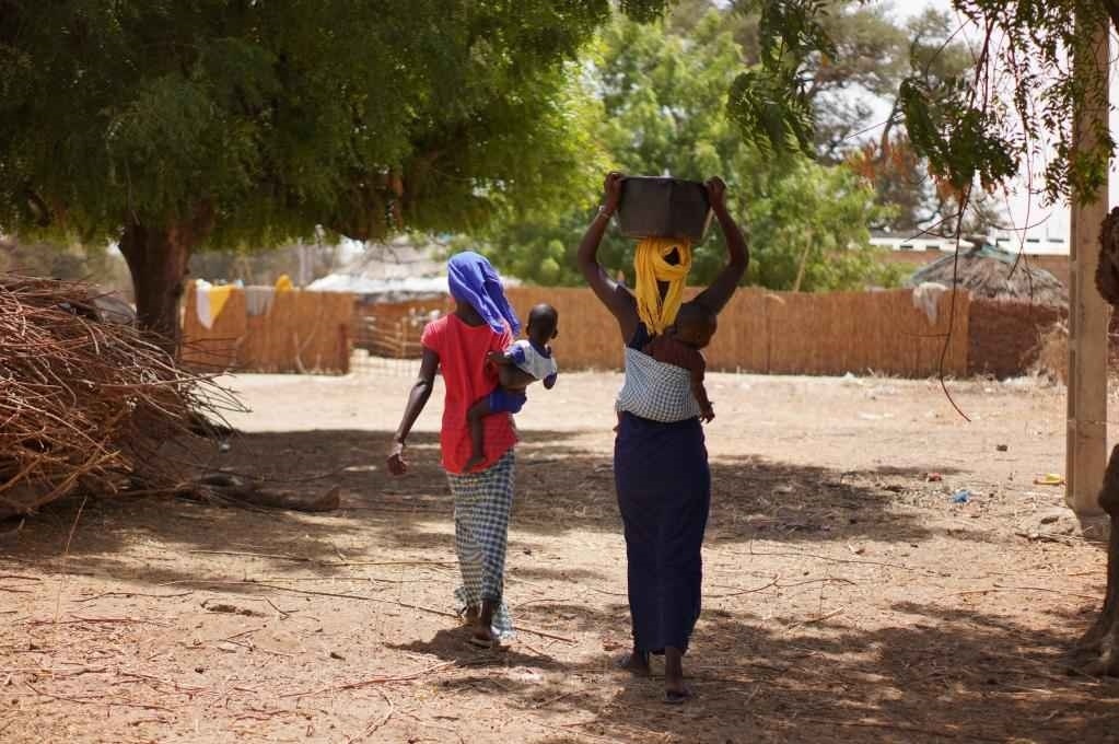 2023年3月20日，在塞內(nèi)加爾久爾貝勒區(qū)的泰內(nèi)富勒村，村民將取到的水運回家。新華社記者 王子正 攝