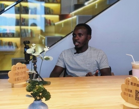 來自肯尼亞的北京交通大學(xué)留學(xué)生卡里烏在北京接受采訪（8月10日攝）。新華社記者 王小鵬 攝