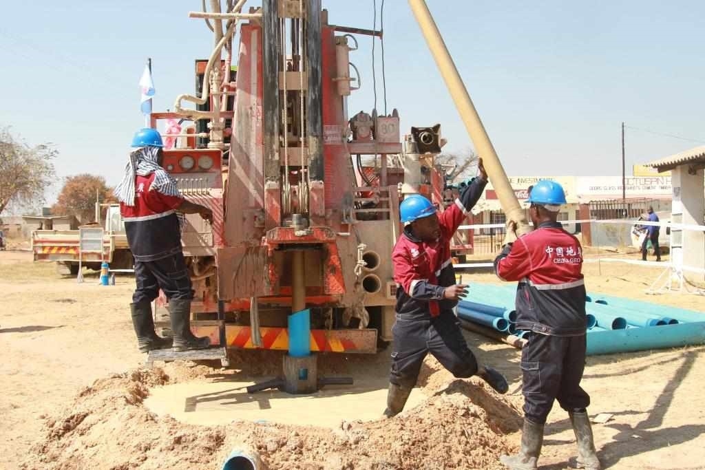 7月22日，工人在津巴布韋東馬紹納蘭省舉行的中國援津巴布韋300口水井項目開工儀式上鉆井。新華社發(fā)
