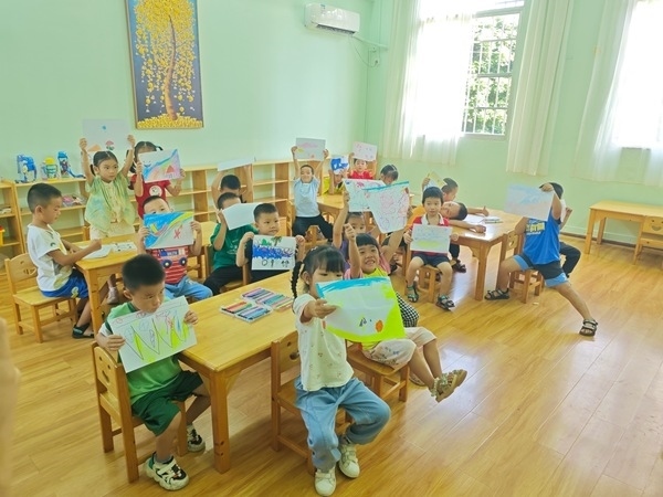 孩子們在公益托管班上畫畫課。莫菲菲攝