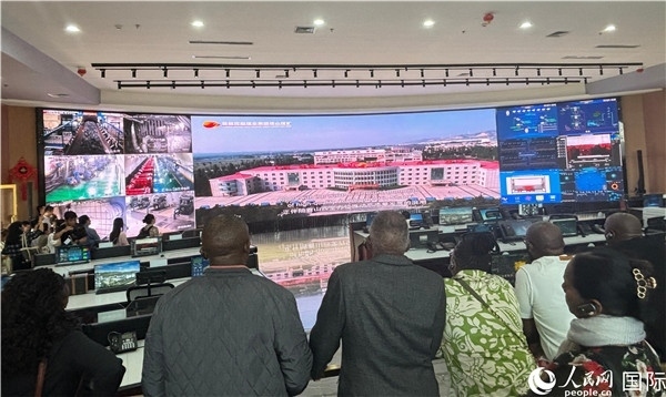 研討班一行在塔山煤礦參觀。人民網(wǎng) 曹欣悅攝