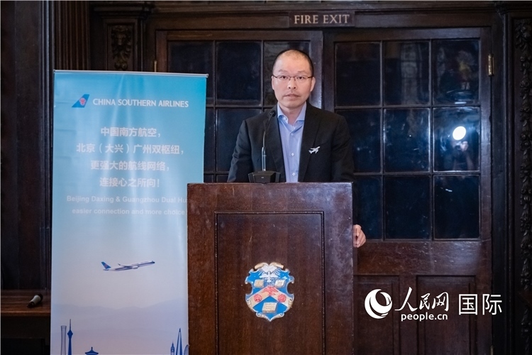 圖為中國(guó)南方航空倫敦營(yíng)業(yè)部總經(jīng)理陳珂致辭。人民網(wǎng) 郭錦標(biāo)攝