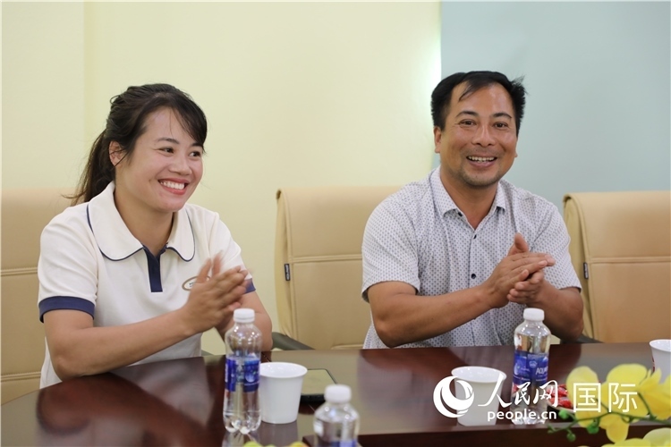 越南沙巴市黃連寄宿制民族小學(xué)老師阮氏秋姮、阮文享。人民網(wǎng)記者簡(jiǎn)承淵攝