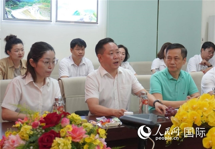 越中電力公司董事長(zhǎng)李志雄（前排左二）介紹越南電力情況。葛沙莎攝