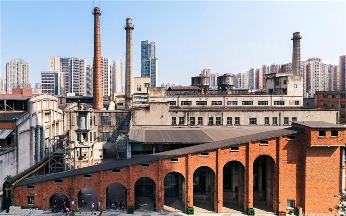 在原成都國營紅光電子管廠舊址上改建而成的東郊記憶園區(qū)南大門。大門既保留了老工業(yè)區(qū)的風(fēng)貌，又融入了現(xiàn)代審美和創(chuàng)意，成為了園區(qū)一大亮點。資料圖片