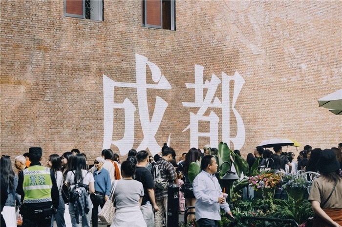 東郊記憶園區(qū)“成都墻”以巨大的“成都”字樣和獨特的藝術(shù)設(shè)計成為園區(qū)的網(wǎng)紅打卡地，吸引了眾多游客和市民前來參觀。資料圖片