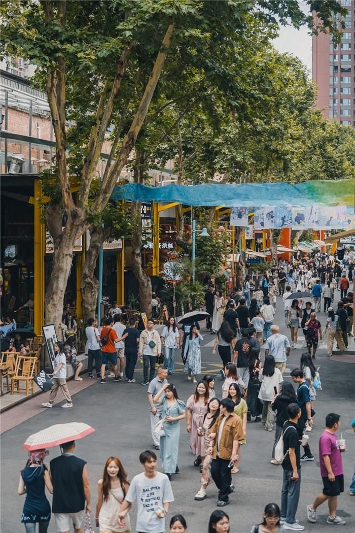 北街美食區(qū)是東郊記憶園區(qū)集美食、文化與休閑于一體的特色區(qū)域，為游客和當(dāng)?shù)鼐用裉峁┝素S富多樣的餐飲選擇。資料圖片
