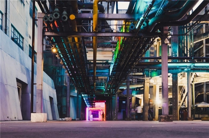 東郊記憶園區(qū)工業(yè)橫街完整地保留了園區(qū)的工業(yè)元素，如工業(yè)煙囪、動力管廊架和水塔等，形成了園區(qū)獨特的工業(yè)風(fēng)景線。資料圖片