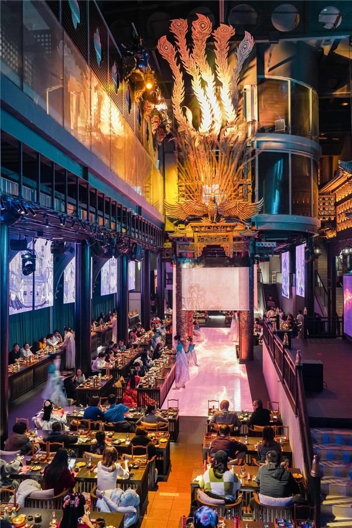 東郊記憶園區(qū)內(nèi)以蜀地文化為創(chuàng)作背景，溯源中國傳統(tǒng)宴飲儀禮打造的全景沉浸式漢文化主題餐秀。成都傳媒集團(tuán)供圖