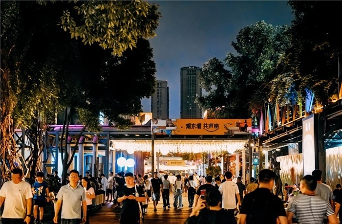 夜幕下的東郊記憶園區(qū)人流如織，熱度不減。資料圖片