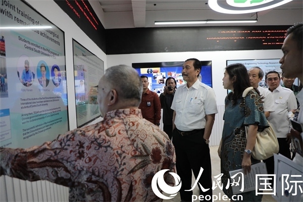 印尼對(duì)華合作牽頭人、統(tǒng)籌部長(zhǎng)盧胡特（中）參觀中國(guó)—印尼新能源材料與冶金工程技術(shù)聯(lián)合研究實(shí)驗(yàn)室。人民網(wǎng)記者曹師韻攝