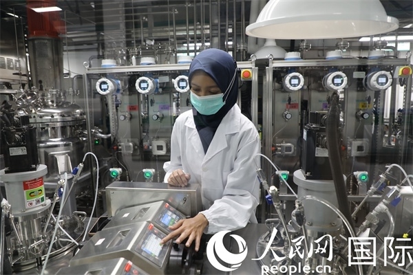 中國(guó)—印尼新能源材料與冶金工程技術(shù)聯(lián)合研究實(shí)驗(yàn)室內(nèi)，研究人員正在工作。人民網(wǎng)記者曹師韻攝