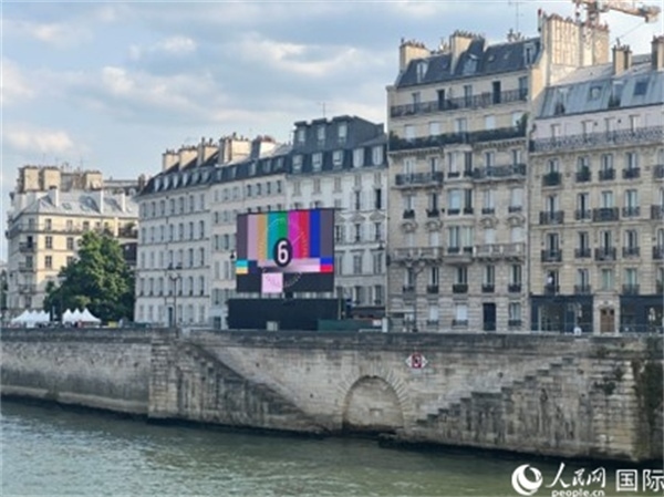 奧運(yùn)會開幕式，安置在塞納河兩岸的大屏幕。人民網(wǎng)記者 何蒨攝