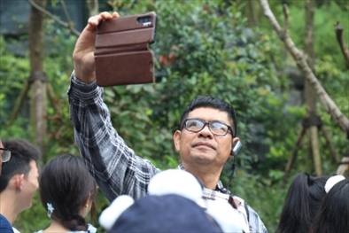 媒體考察團成員在熊貓谷拍照“打卡”。（李佩藺 攝）