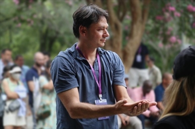 意大利逆流外交網(wǎng)站總編輯亞歷山大·比安奇學(xué)習(xí)青城太極。（李佩藺 攝）