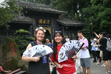 媒體考察團(tuán)成員在都江堰清溪園合影留念。（陳斌 攝）