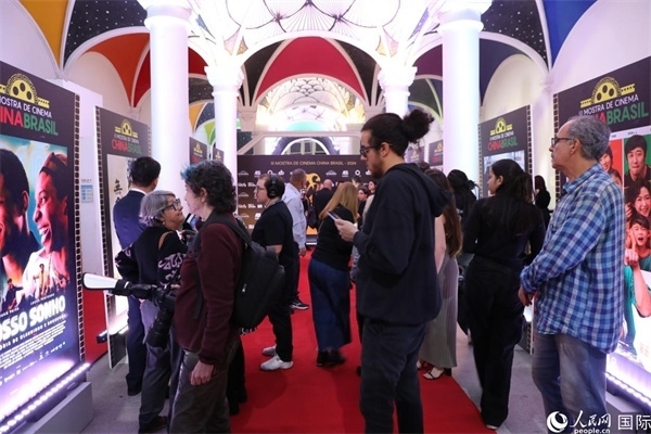 為期4天的第三屆中國－巴西電影展期間，來自中巴兩國的14部參展影片受到巴西電影愛好者和社會(huì)各界人士好評(píng)，圖為當(dāng)?shù)赜^眾在影展舉辦地巴西里約熱內(nèi)盧勞拉—阿爾維姆文化之家的迎賓廳欣賞參展電影海報(bào)。 人民網(wǎng)記者 陳一鳴攝