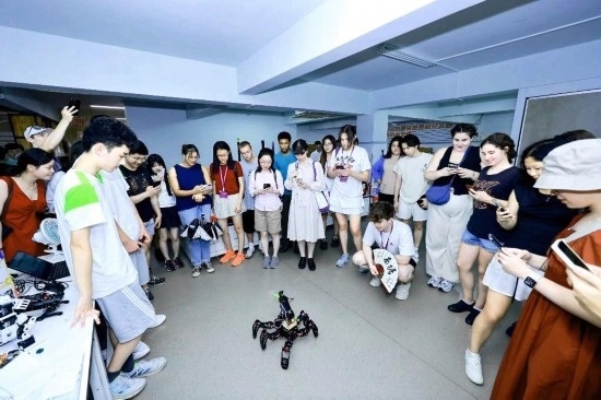 8月25日，中外青年在浙江杭州觀看機器人表演。新華社發(fā)（清華大學供圖）