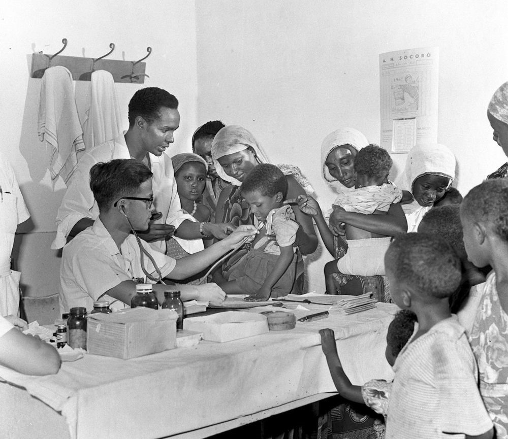 1968年4月，中國醫(yī)療隊醫(yī)生在索馬里阿弗戈依鎮(zhèn)巡回醫(yī)療時為當?shù)貎和尾　? width=