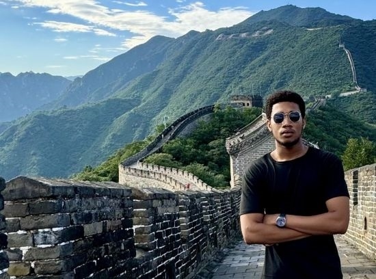 8月28日，尼日利亞青年阿米爾·阿希姆在慕田峪長城留影。新華社發(fā)（清華大學供圖）