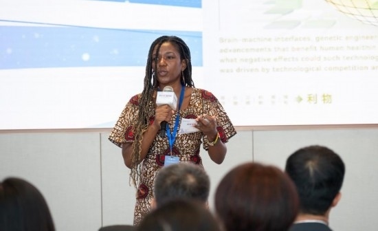 8月29日，在第二屆清華國際青年對話論壇活動上，來自烏干達的媒體人詹尼弗·阿西姆韋分享中國之旅的感悟。新華社發(fā)（畢尚宏攝）